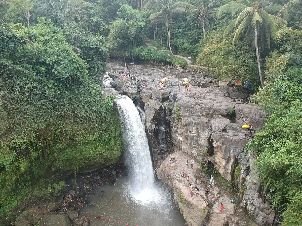 Tegenungan Waterfall between green riverbanks