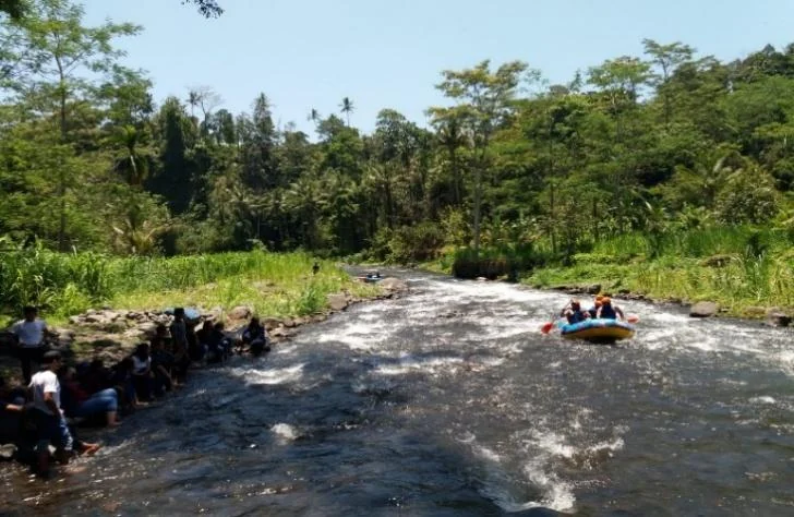 A raft on the Telaga Waja River between green banks in Karangasem — Rafting on the Telaga Waja · research photo from 2025